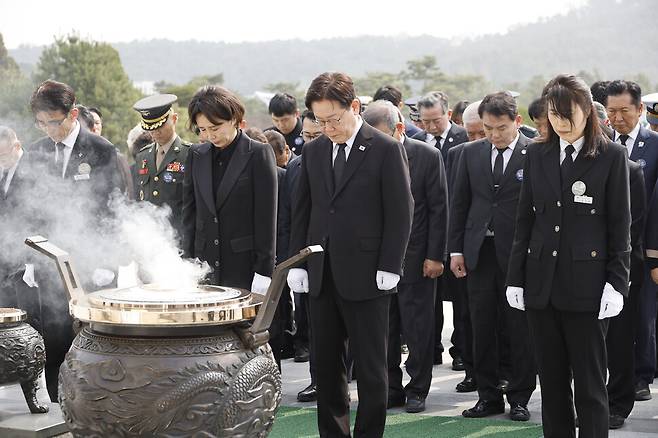 이재명 대통령과 김혜경 여사가 3월 27일 국립대전현충원에서 열린 제11회 서해수호의 날 기념식에서 현충탑을 참배하고 있다. 청와대사진기자단