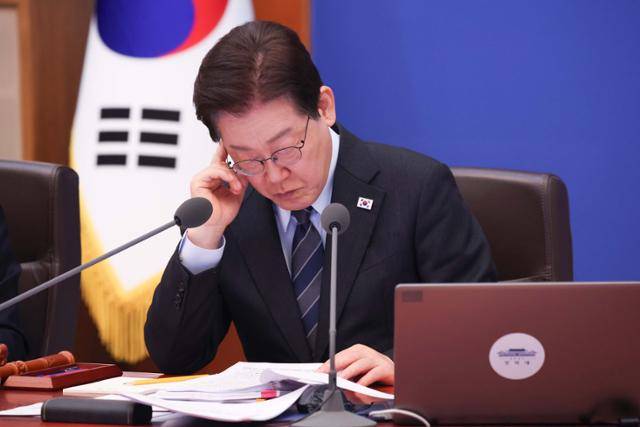 이재명 대통령이 6일 청와대에서 열린 제14회 국무회의 겸 제4차 비상경제점검회의에서 자료를 보고 있다. 이 대통령은 이날 대북 무인기 침투 사건에 "불필요한 군사적 긴장 유발된 데 대해서 북측에 유감의 뜻을 표한다"라고 말했다. 왕태석 선임기자
