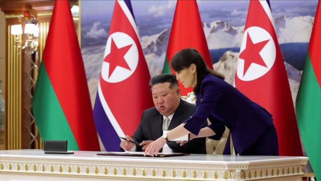 김정은 북한 국무위원장이 지난달 26일 평양에서 알렉산드르 루카셴코 벨라루스 대통령과 양국 간 '친선 및 협조에 관한 조약'에 서명했다고 조선중앙TV가 27일 보도했다. 김여정 당 총무부장이 옆에서 보조하고 있다. 조선중앙TV 연합뉴스