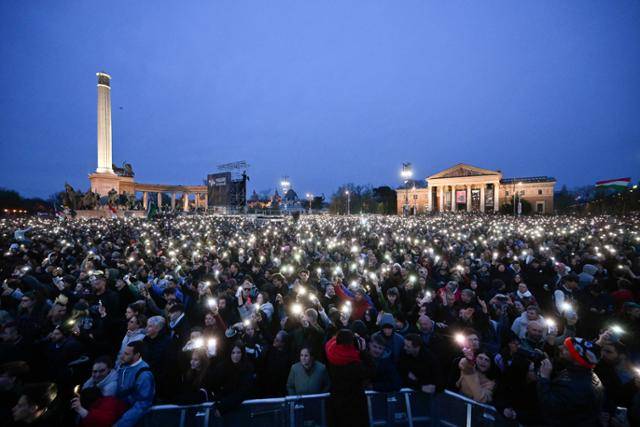 헝가리 총선을 이틀 앞두고 부다페스트 영웅광장에서 열린 '반정부 콘서트'에 참석한 시민들이 휴대폰 조명으로 불빛을 비추고 있다. AP통신은 7시간 동안 진행된 이 콘서트에 10만 명의 인파가 몰렸다고 보도했다. 부다페스트=AP 연합뉴스