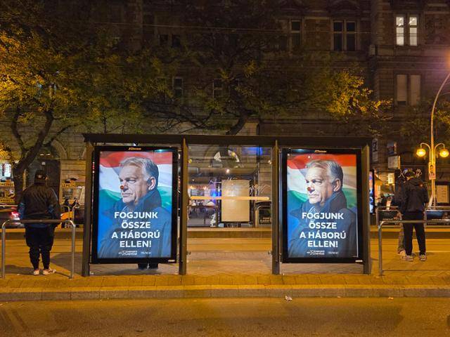 헝가리 총선을 하루 앞둔 11일 저녁 부다페스트 시내에 걸린 오르반 빅토르 총리 홍보 포스터. 부다페스트=정승임 특파원