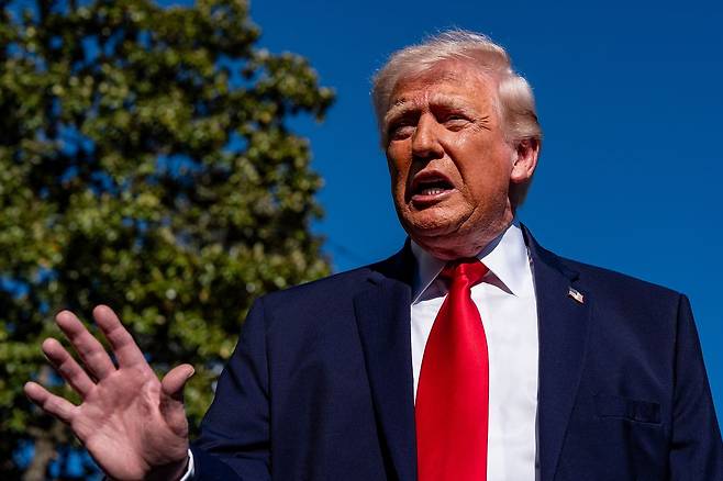 도널드 트럼프 미국 대통령이 11일(현지시간) 백악관을 떠나기 전 기자들과 만나 이란과의 협상 상황에 대해 언급하고 있다. AP=연합뉴스