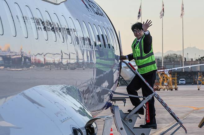 권오현 기장이 출발 전 기체 외부를 살펴본 뒤 탑승하며 손을 흔들고 있다.