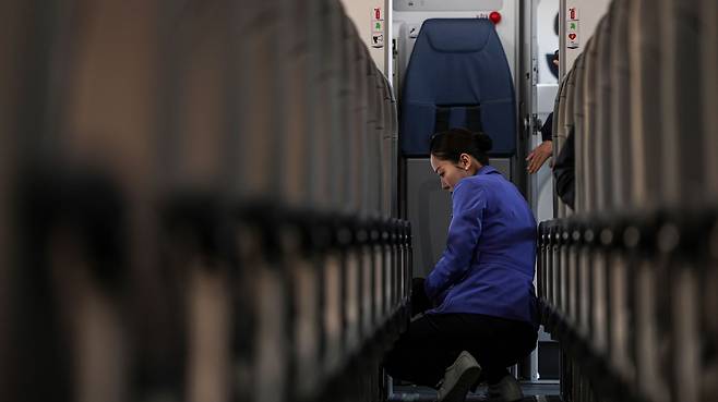 김지윤 객실 사무장이 출발 전 좌석을 점검하고 있다.