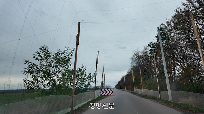 수미주 주요도로에는 러시아 드론 공격에 대비해 그물망이 쳐져 있다