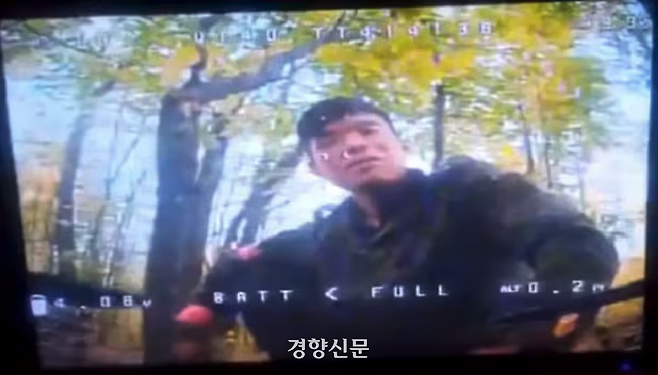 우크라이나 총참모부가 엑스에 공개한 영상에 나오는 북한군 드론 조종사 모습.