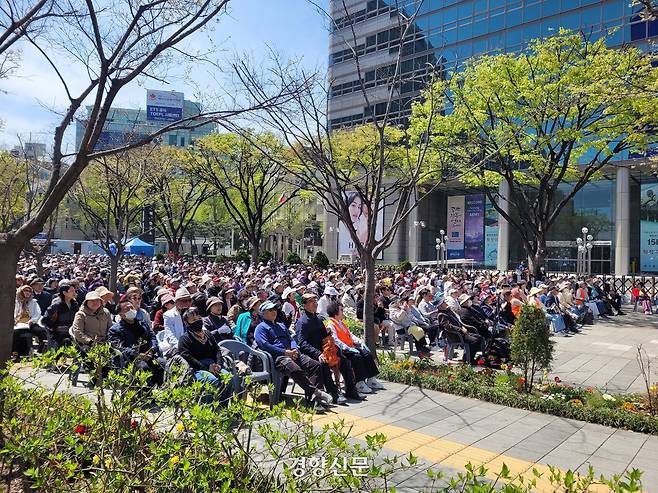 12일 오전 서울 종로구 광화문광장 인근 동화면세점 앞에서 전광훈 사랑제일교회 목사의 지지자들이 집회에 참여하고 있다. 백민정 기자