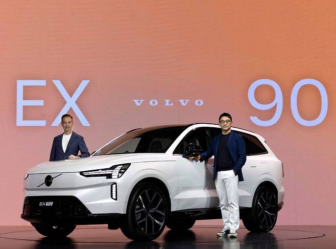 이윤모 볼보자동차코리아 대표(오른쪽)와 에릭 세베린손 볼보 최고영업책임자(CCO)가 지난 1일 인천 인스파이어 리조트에서 열린 ‘EX90’ 출시 행사에서 포즈를 취하고 있다. 볼보자동차코리아 제공