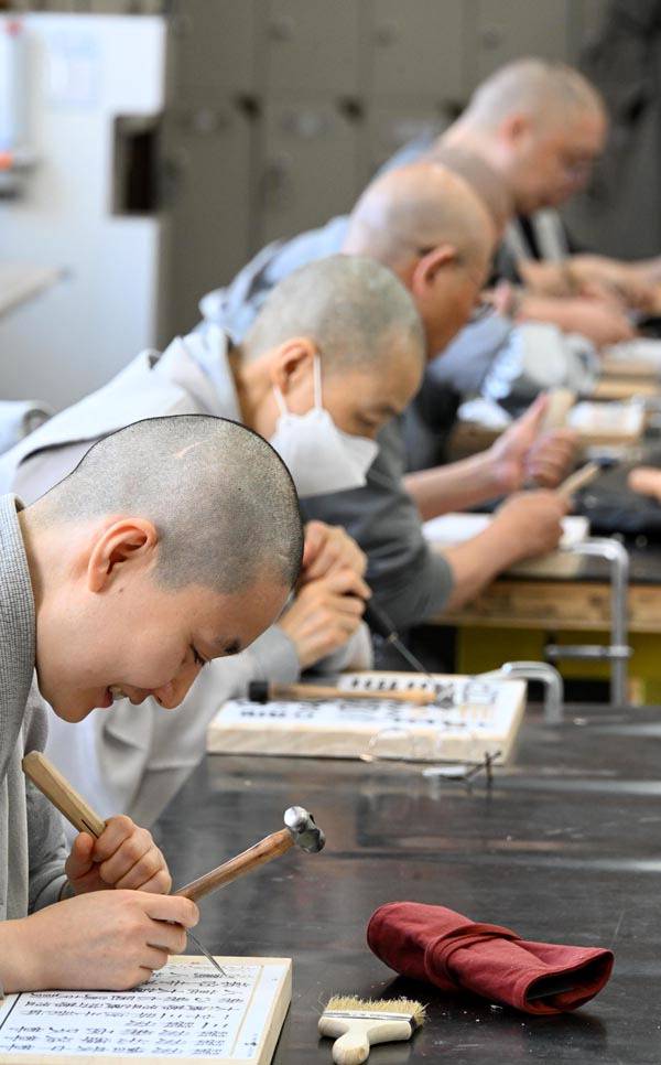 지난 10일 경남 합천 해인사 판각학교에서 스님들이 판각을 배우고 있다. 팔만대장경의 가치를 알리고 연구·활용 방법을 논의하기 위해 해인사에서 1박2일간 열린 학술 세미나의 마지막 행사로 판각학교 방문이 진행됐다. 김성효 선임기자