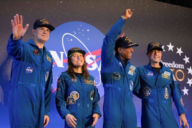 아르테미스 2호에 탑승해 달 궤도 탐사를 성공적으로 마친 비행사들이 11일(현지시간) 미국 항공우주국(NASA·나사) 휴스턴 존슨 우주센터에서 인사하고 있다. 아래쪽 사진은 전날 이들이 탄 캡슐 우주선이 낙하산에 매달려 태평양에 착수하는 모습. 로이터연합뉴스, 나사 제공