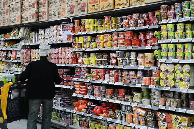 서울 시내 대형마트 라면 코너 / 사진=연합뉴스