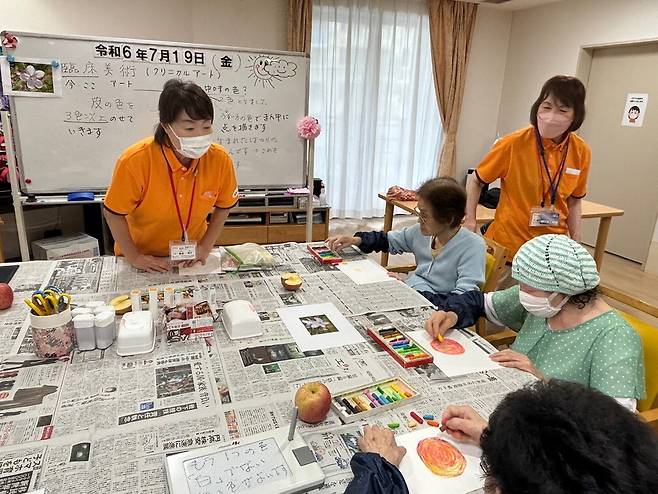 요양시설에서 다양한 놀이활동을 하고 있는 일본 고령자. 도쿄 이승훈 특파원