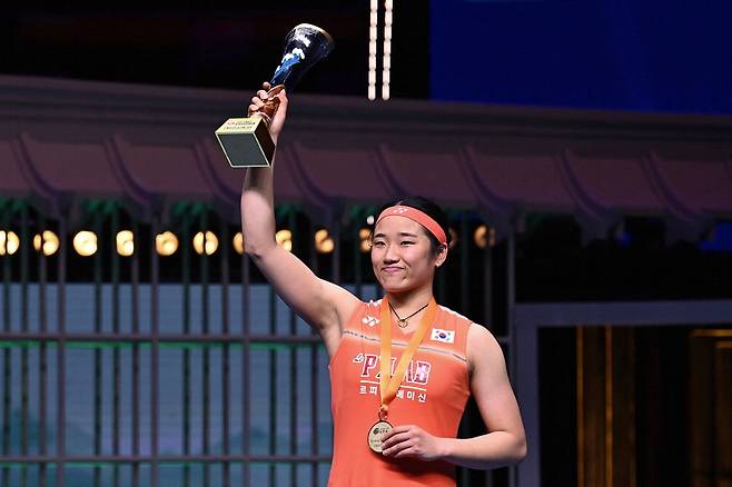 안세영이 12일 중국 닝보 올림픽스포츠센터 체육관에서 열린 배드민턴 아시아선수권대회 여자 단식 시상식에서 우승 트로피를 들어올리면서 미소 짓고 있다. AFP연합뉴스