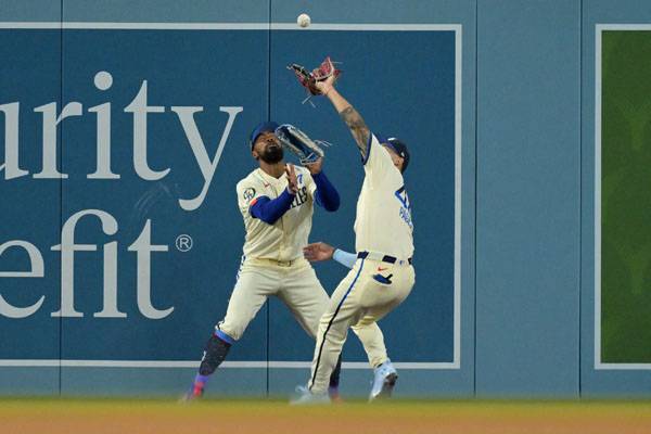 좌익수 테오스카와 중견수 파헤스는 수비 도중 충돌할 뻔했다. 사진= Jayne Kamin-Oncea-Imagn Images= 연합뉴스 제공