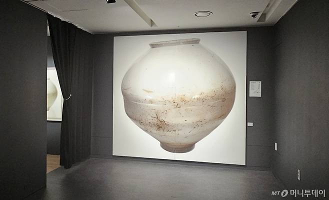 10일 모다갤러리에서 열린 '나를 담은 자리' 전시에 고영훈 화백의 작품이 걸려 있는 모습. /사진 = 오진영 기자