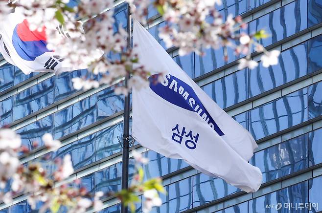 (서울=뉴스1) 김성진 기자 = 삼성전자가 올해 1분기 잠정 실적으로 매출액 133조원, 영업이익 57조 2000억원을 기록했다고 7일 밝혔다. 매출은 전년동기 대비 68.06%, 전분기 대비 41.73% 증가했다. 영업이익은 전년동기 대비 755.01%, 전분기 대비 185% 증가했다. 사진은 이날 오전 서울 서초구 삼성전자 사옥. 2026.4.7/뉴스1 Copyright (C) 뉴스1. All rights reserved. 무단 전재 및 재배포, AI학습 이용 금지. /사진=(서울=뉴스1) 김성진 기자