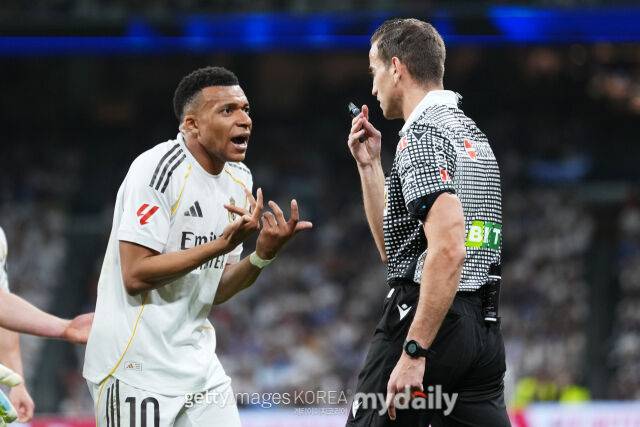 킬리안 음바페(왼쪽)와 하비에르 아베롤라 주심./게티이미지코리아