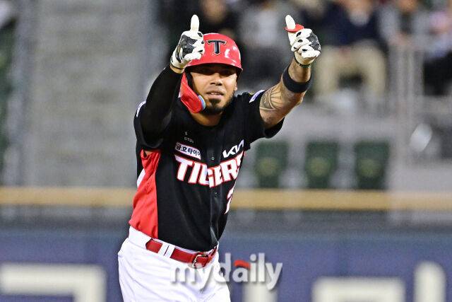 31일 서울 잠실야구장에서 열린 '2026 신한 SOL BANK KBO리그' LG 트윈스와 KIA 타이거즈 경기. KIA 카스트로가 2회초 2사 1-3루에 2타점 적시 2루타를 친 후 기뻐하고 있다./마이데일리