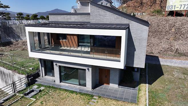 경기도 양평군 옥천면에 자리한 단독주택이 최저입찰가격 6억원대에 경매시장에 나왔다. 이건욱 PD