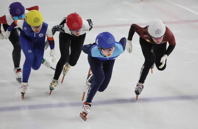 12일 서울 양천구 목동아이스링크에서 열린 2026-2027 쇼트트랙 국가대표 2차 선발대회. 여자 1000m 준결승에서 최민정(4번)이 질주하고 있다. 연합뉴스