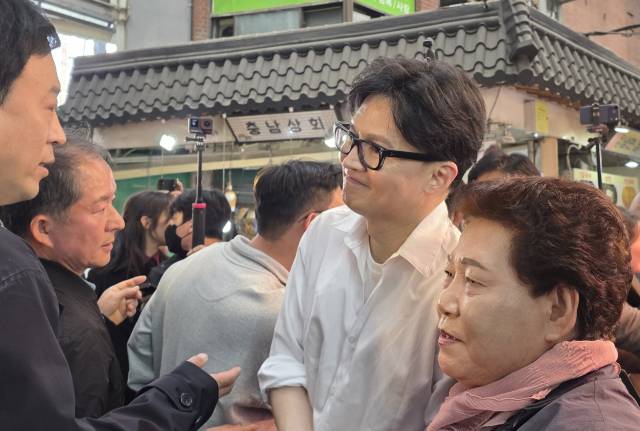 ▲국민의힘에서 제명된 한동훈 전 대표가 11일 수원 팔달문 인근의 전통시장을 찾아 시민들과 만나고 있다. ⓒ연합뉴스