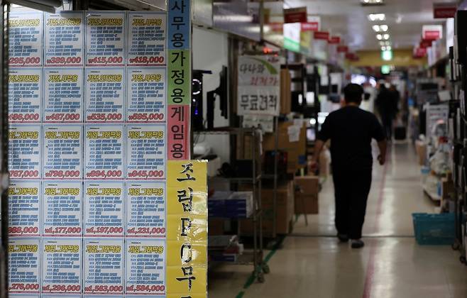 중동 전쟁 여파로 국제유가가 급등하면서 공업제품 물가가 2년 5개월 만에 최대 상승폭을 기록한 가운데 6일 오후 서울 용산구 선인상가 컴퓨터 매장이 한산한 모습을 보이고 있다. 뉴시스