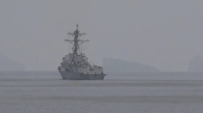 11일 미국 해군 구축함 한 척이 호르무즈 해협을 항해하고 있다. 미 해군 제공