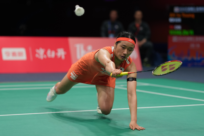 안세영이 12일 중국 닝보 올림픽 스포츠센터에서 열린 2026 아시아배드민턴선수권대회 여자 단식 결승에서 왕즈이(중국)의 날카로운 공격을 몸을 날려 받아내고 있다. 안세영은 이 대회에서 우승하며 ‘커리어 그랜드슬램’을 달성했다. 닝보 신화 뉴시스
