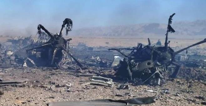 이란 혁명수비대 공식 매체인 세파뉴스가 미군 F-15E 전투기 실종자 구조에 투입된 미군 수송기와 헬기 2대를 격추한 잔해라고 주장하며 5일 공개한 사진. 그러나 미군은 기동이 어려워진 C-130 수송기 2대를 자폭시킨 뒤, 다른 수송기를 통해 실종자와 구조대 전원을 무사히 이송했다고 반박했다. AP 뉴시스