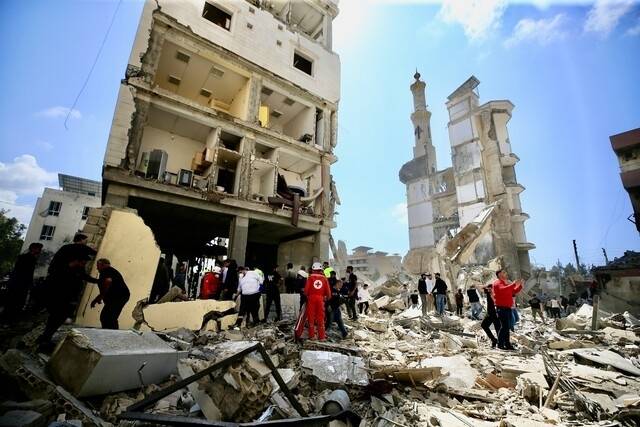 8일 이스라엘 공습으로 무너진 레바논 남부 시돈의 건물 잔해에서 구조대원들이 실종자를 찾고 있다. 신화통신 연합뉴스