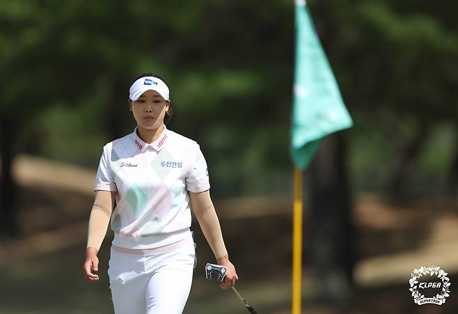 퍼팅 후 이동하고 있는 김민솔. 사진 제공=KLPGA