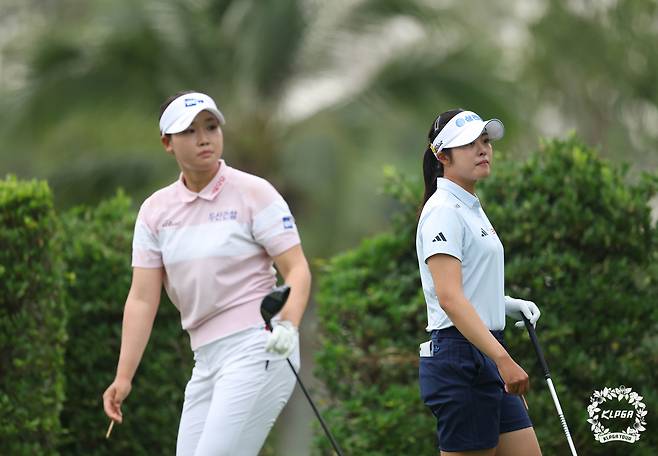동반 라운드를 하고 있는 김민솔(왼쪽)과 서교림. 사진 제공=KLPGA