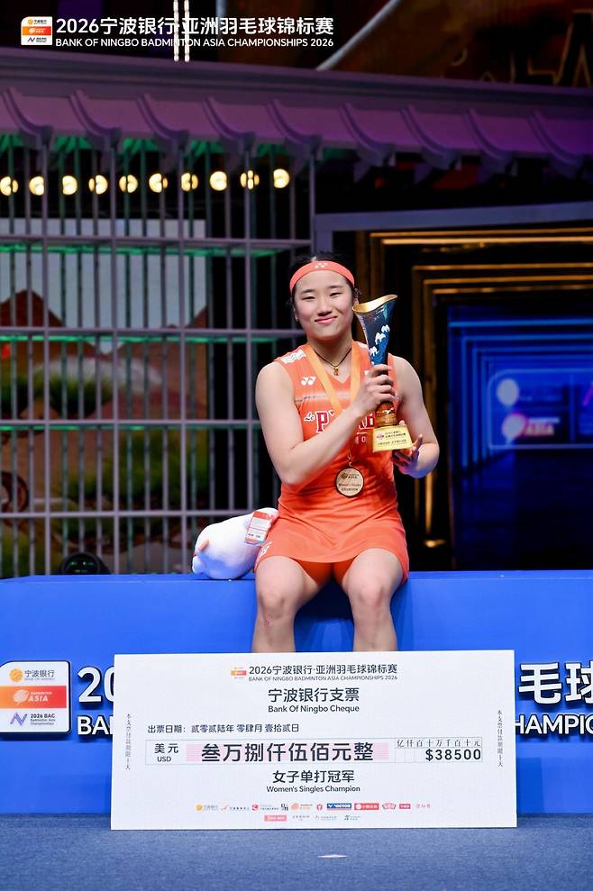 안세영(삼성생명·세계 1위)은 12일(한국시간) 중국 닝보의 올림픽스포츠센터 체육관에서 열린 2026 아시아배드민턴선수권대회 여자단식 결승전에서 중국의 왕즈이(세계 2위)를 게임스코어 2-1(21-12 17-21 21-18)로 꺾고 우승을 차지했다. 아시아선수권대회 우승으로 안세영은 배드민턴 '그랜드슬램'을 달성했다. 더불어 배드민턴 여자단식 최초로 7번째 커리어 그랜드슬램(올림픽, 세계선수권, 아시안게임, 아시아선수권, 전영 오픈, 월드투어 파이널 우승)을 달성했다. 사진=아시아배드민턴연맹, 대한배드민턴협회 제공