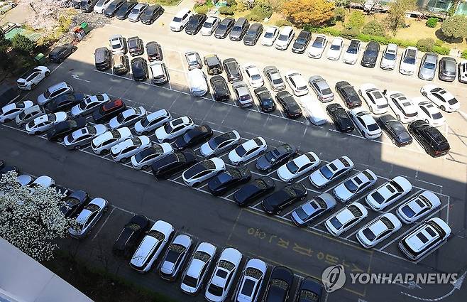 에너지 절감 조치, 낮에도 꽉 찬 아파트 주차장 (서울=연합뉴스) 최재구 기자 = 에너지 절감 조치로 공공기관 승용차 2부제·공영주차장 5부제가 실시된 8일 서울 송파구 한 아파트 주차장에 차량이 평일 낮임에도 가득 찬 모습을 보이고 있다. 2026.4.8 jjaeck9@yna.co.kr