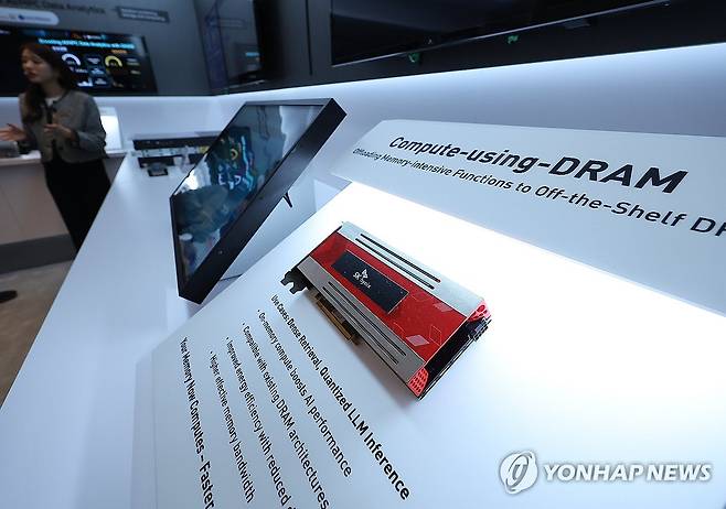 취재진에게 부스 공개한 SK하이닉스 (라스베이거스=연합뉴스) 김성민 기자 = CES 개막 3일차인 8일(현지시간) 미국 네바다주 라스베이거스 베네시안 컨벤션센터 SK 하이닉스 부스에 디램 관련 제품이 전시돼 있다. 2026.1.9 ksm7976@yna.co.kr