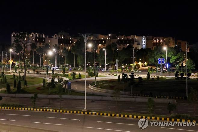 회담장 세레나 호텔 (이슬라마바드 로이터=연합뉴스) 11일(현지시간) 미국과 이란이 종전 회담 중인 세레나 호텔 앞 모습. 2026.4.12 photo@yna.co.kr