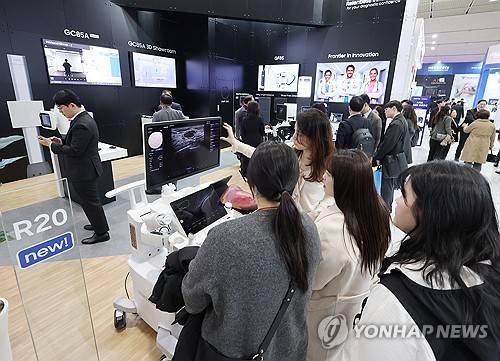 AI 기능 강화한 의료기기에 쏠린 눈 (서울=연합뉴스) 서명곤 기자 = 19일 서울 강남구 코엑스에서 열린 국제의료기기·병원설비 전시회 'KIMES 2026'을 찾은 관람객들이 삼성메디슨 부스에서 인공지능(AI) 기능 확장성을 강화한 초음파기기를 살펴보고 있다. 2026.3.19
seephoto@yna.co.kr