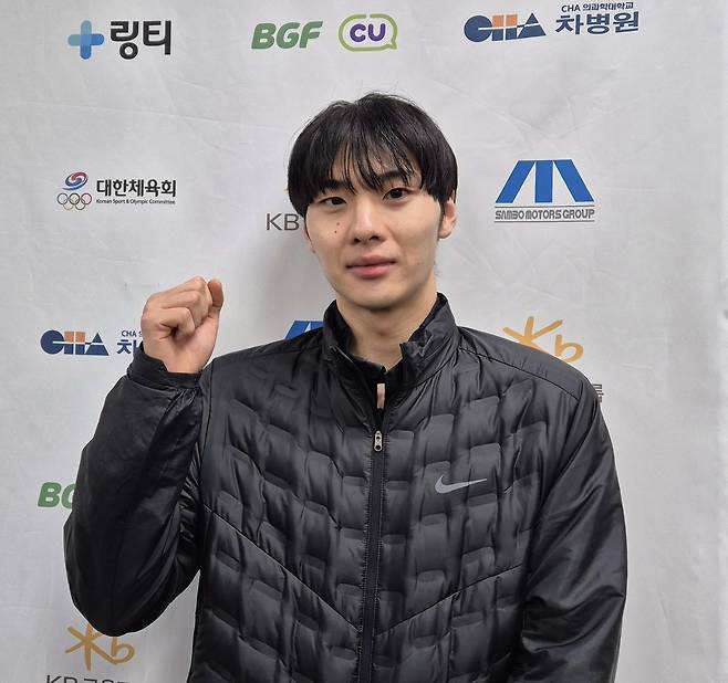 대표팀 승선한 배서찬 (서울=연합뉴스) 김경윤 기자 = 배서찬이 12일 서울 양천구 목동아이스링크에서 열린 2026-2027 쇼트트랙 국가대표 선발대회에서 종합 3위에 올라 대표팀에 승선한 뒤 포즈를 취하고 있다. 그는 그룹 워너원과 CIX 출신인 아이돌 배진영의 친동생이다. 2026.4.12. cycle@yna.co.kr