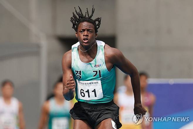 전국체전 출전한 비웨사 다니엘 가사마 (부산=연합뉴스) 신현우 기자 = 19일 부산 아시아드주경기장에서 열린 제106회 전국체육대회 육상 남자 100m 예선에서 비웨사 다니엘 가사마(안산시청)가 달리고 있다. 2025.10.19 nowwego@yna.co.kr