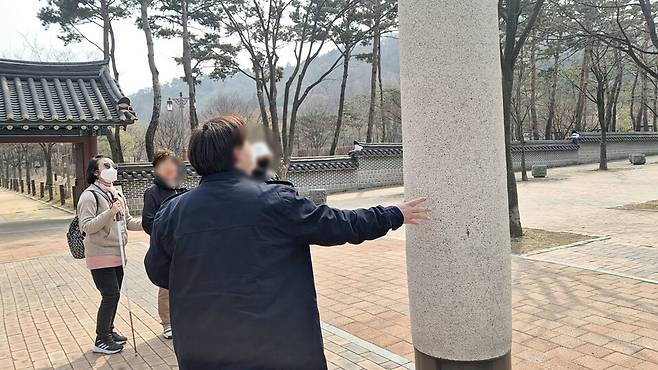 ▲ 지난달 27일 오후 인천 중구 월미공원 입구에서 보행환경지킴이들이 보행에 장애가 되는 큰 기둥을 살펴보고 있다. /안지섭 기자 ajs@incheonilbo.com