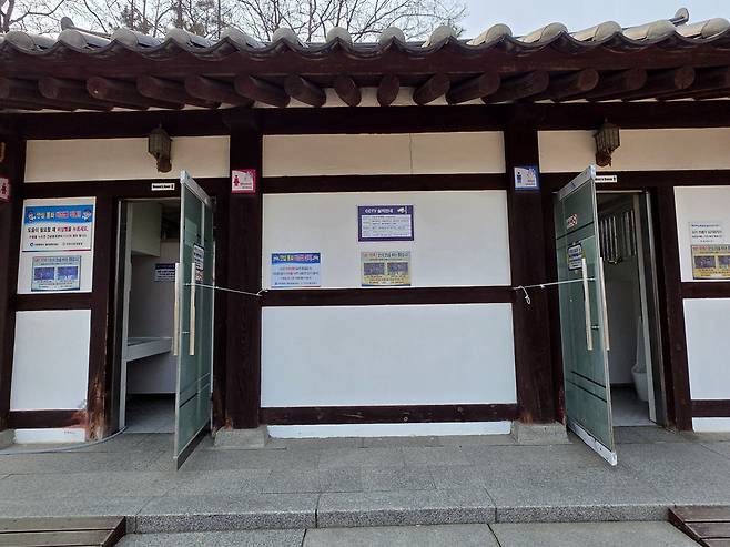 ▲ 성별을 구분할 수 있는 점자 표기가 없는 월미공원 내 화장실. /곽안나 기자 lucete237@incheonilbo.com·