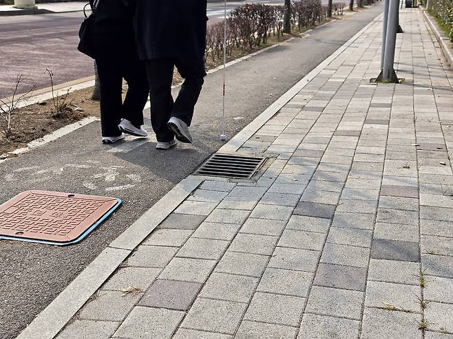 ▲ 보도블록 위 전봇대가 설치돼 자전거전용도로로 걷고 있다. /곽안나 기자 lucete237@incheonilbo.com·