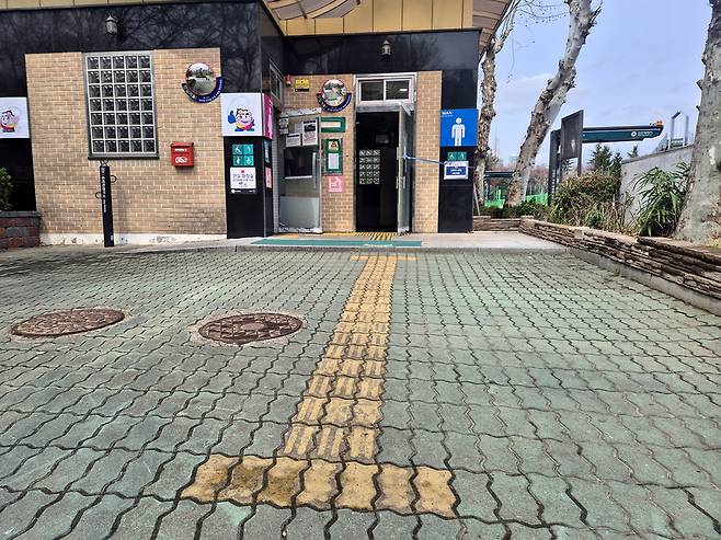 ▲ 지난달 30일 인천 부평구 신트리공원에 있는 화장실. 이곳으로 향하는 점자유도블록이 상당 부분 마모돼 있다. /안지섭 기자 ajs@incheonilbo.com