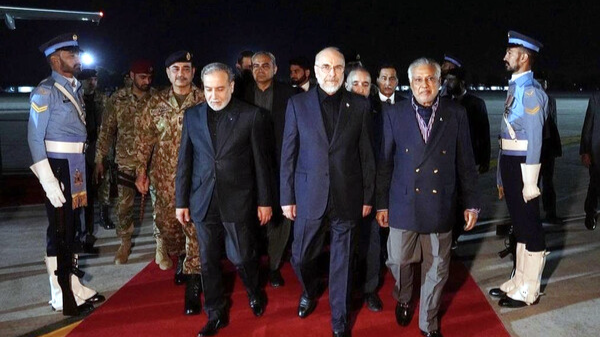 이란 종정협상단을 이끌고 파키스탄에 도착한 갈리바프 이란 의회 의장(가운데). 연합뉴