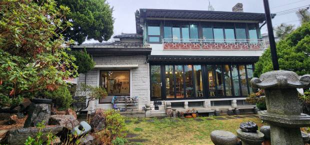 긴담모퉁이집 전경