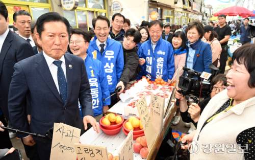 ◇정청래 더불어민주당 대표가 12일 춘천 풍물시장을 찾아 우상호 강원도지사 예비후보, 육동한·이재수 춘천시장 예비후보 등과 시민들에게 인사를 하며 장을 보고 있다. 박승선기자