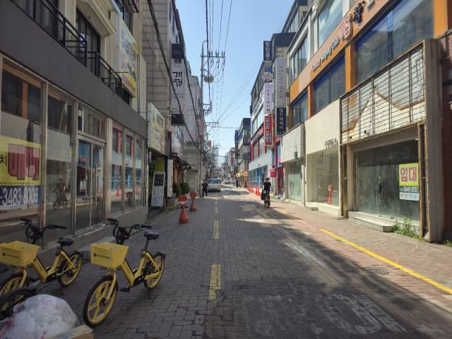13일 낮 중구 동성로 일대 거리가 빈 상가 등으로 텅 비어있는 모습. 김지효 기자