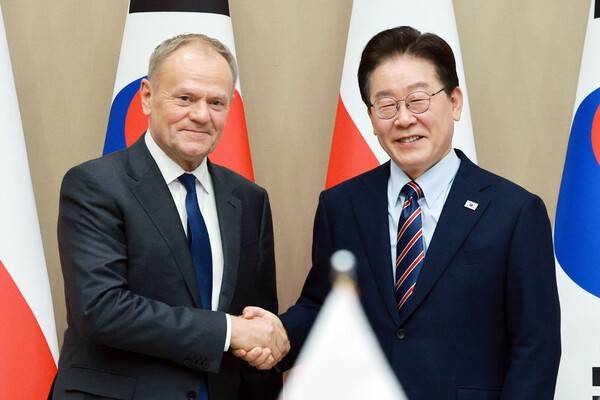 이재명 대통령과 도날트 투스크 폴란드 총리가 13일 청와대에서 확대 정상회담에 앞서 악수하고 있다. 연합뉴스