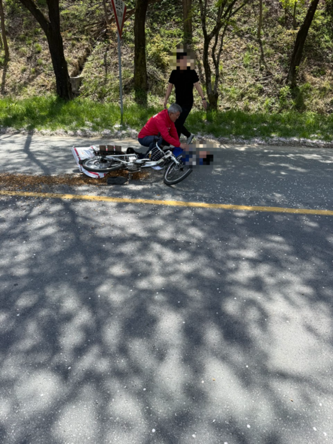 ▲ 13일 오전 12시 유천면 도로에서 자전거를 타고 이동하던 70대 남성이 중심을 잃고 쓰러지자 현장을 지나던 김 예비후보는 이를 목격하자마자 차량에서 내려 긴급 조치를 하는 장면. 이상만기자