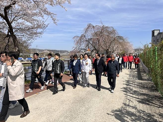 ▲ 12일 의성군 구봉공원 일원에서 열린 제32회 의성군민건강걷기대회에서 (사)대한노인회 신원호 의성군지회장(앞줄 오른쪽부터), 김주수 의성군수, 박형수 국회의원 등이 군민들과 함께 남대천 벚꽃길 왕복 코스를 걷고 있다. 박형수 의원실 제공
